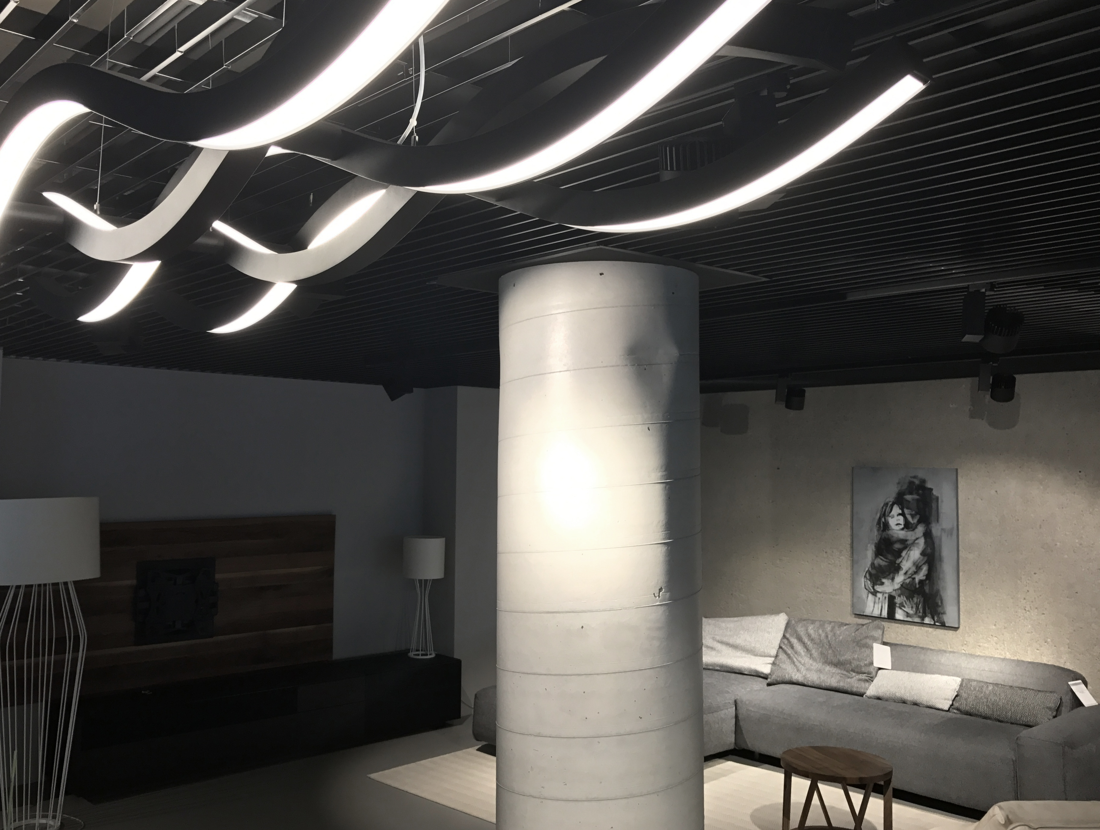 prezentacja pracy w salonie meblowym w Warszawie. Na ścianie wisi praca Weroniki Pawłowskiej