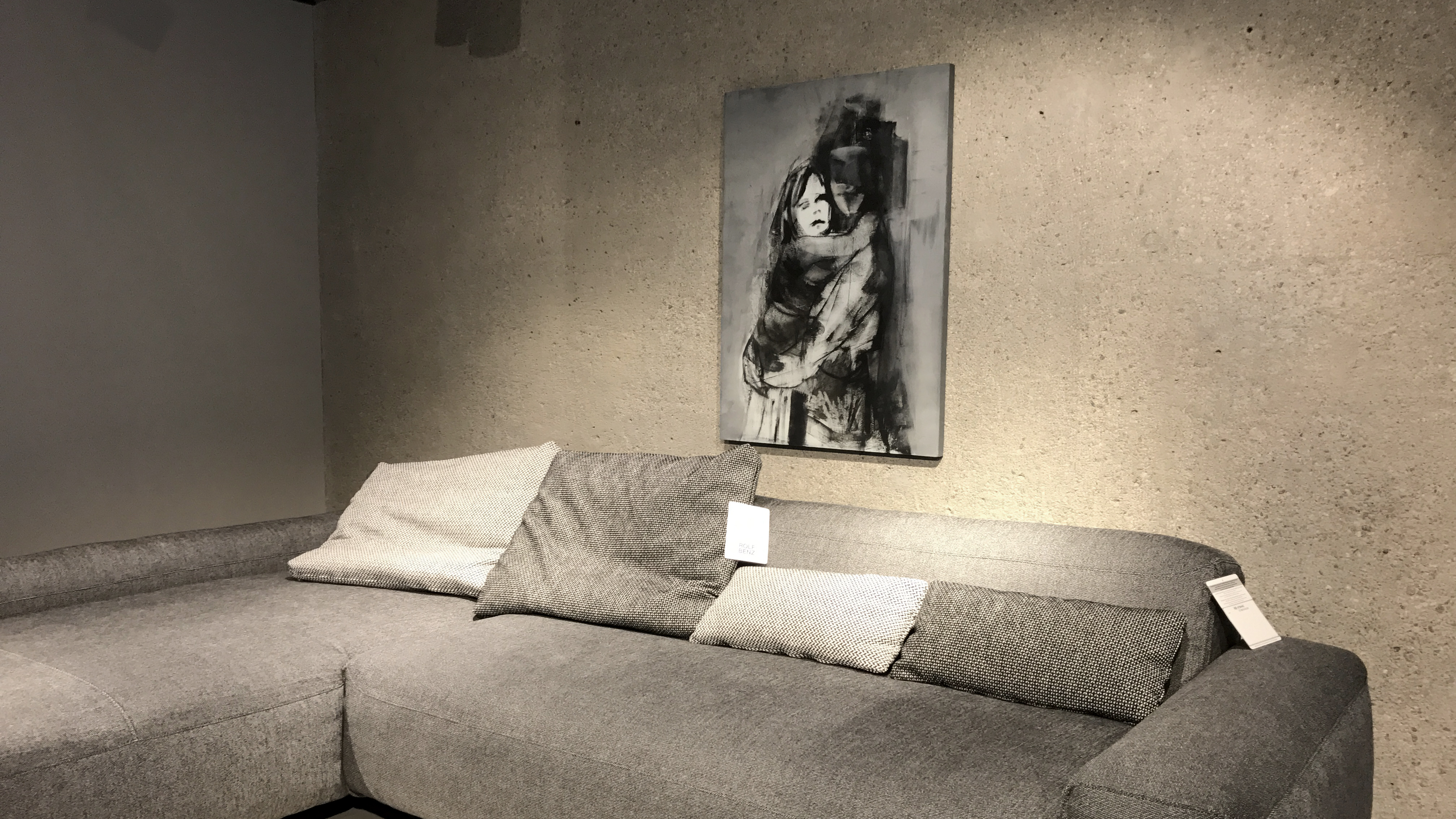 ekspozycja obrazu Weroniki Pawłowskiej na ścianie ekskluzywnego salonu Aksonometria w Warszawie